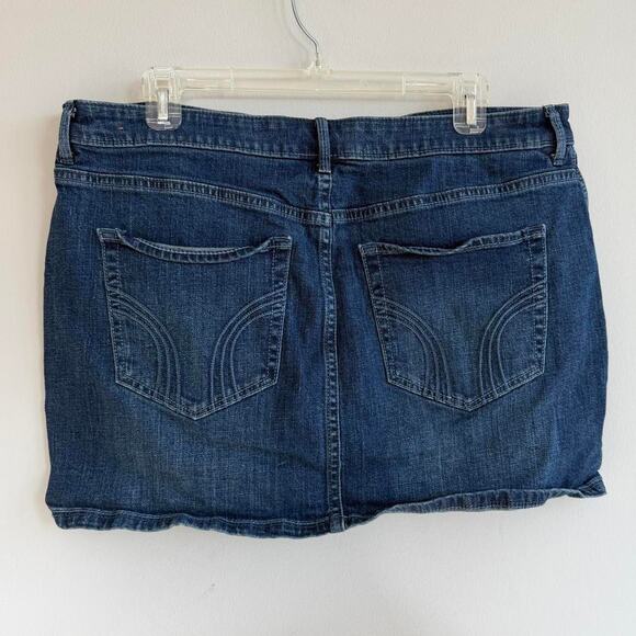 Hollister Low rise dark wash Mini denim skirt with zipper pockets - Picture 2 of 3